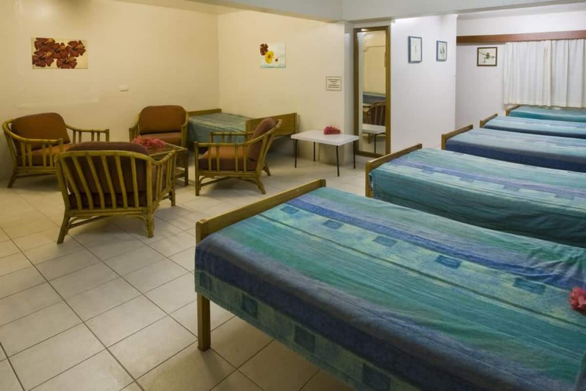 Caja de seguridad en la habitación y ropa de cama