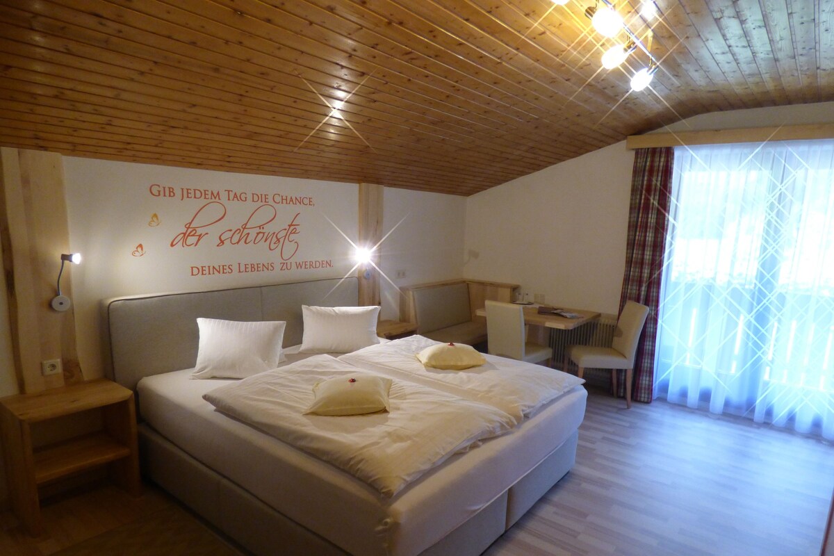 Chambre Quadruple Familiale, balcon, vue montagne | Coffres-forts dans les chambres, lits bébé (gratuits), Wi-Fi gratuit