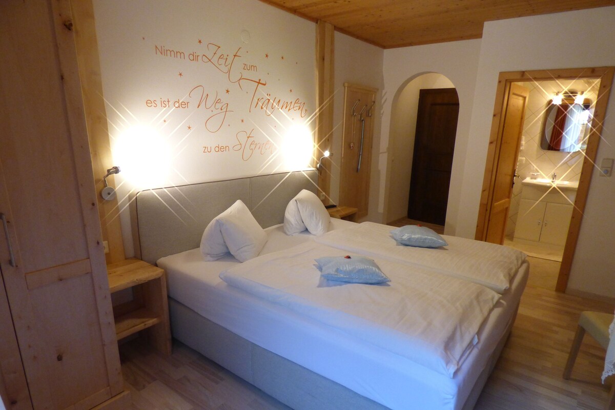Chambre Double, balcon, vue montagne | Coffres-forts dans les chambres, lits bébé (gratuits), Wi-Fi gratuit