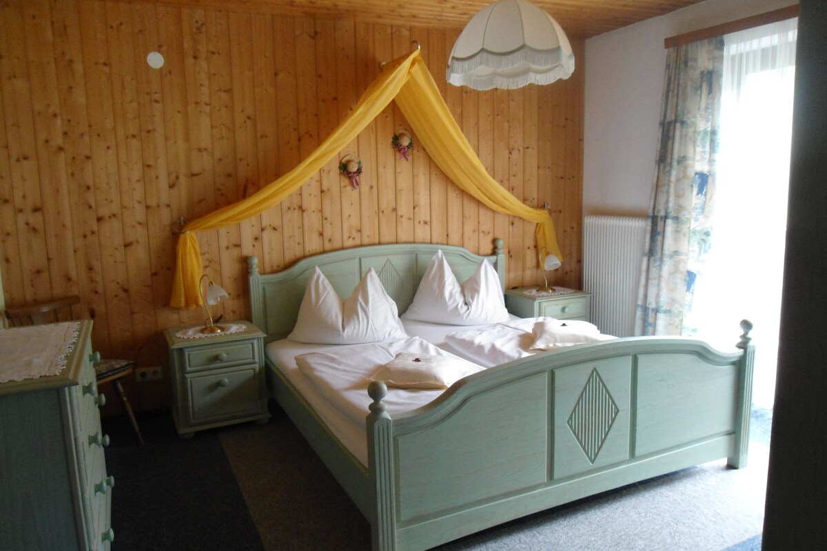 Chambre Triple, balcon, vue montagne | Coffres-forts dans les chambres, lits bébé (gratuits), Wi-Fi gratuit