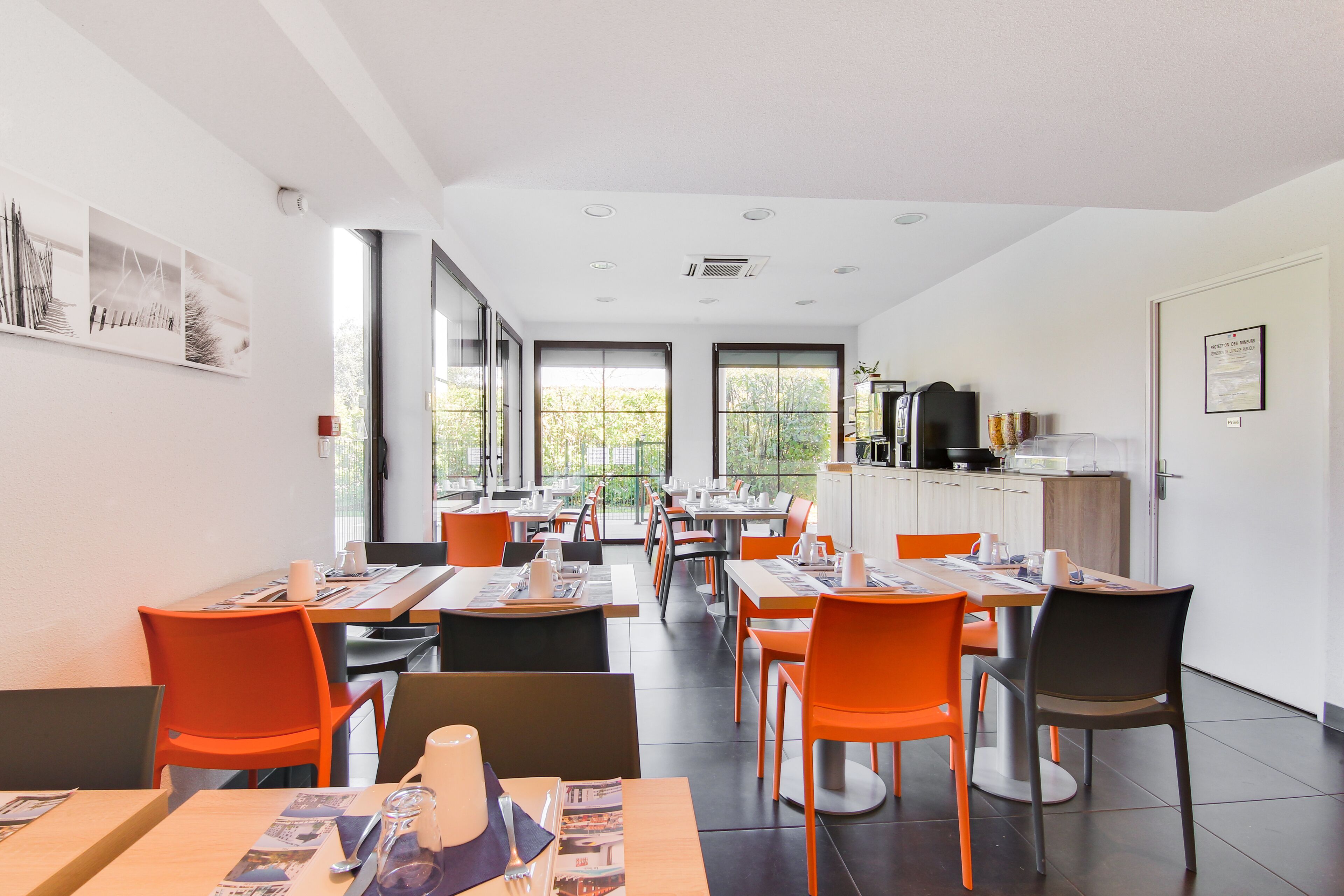 Café da manhã com buffet todos os dias (EUR 11.9 por pessoa) 