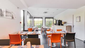 Café da manhã com buffet todos os dias (EUR 11.9 por pessoa)