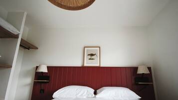Chambre Standard, 1 grand lit | Bureau, rideaux occultants, fer et planche à repasser