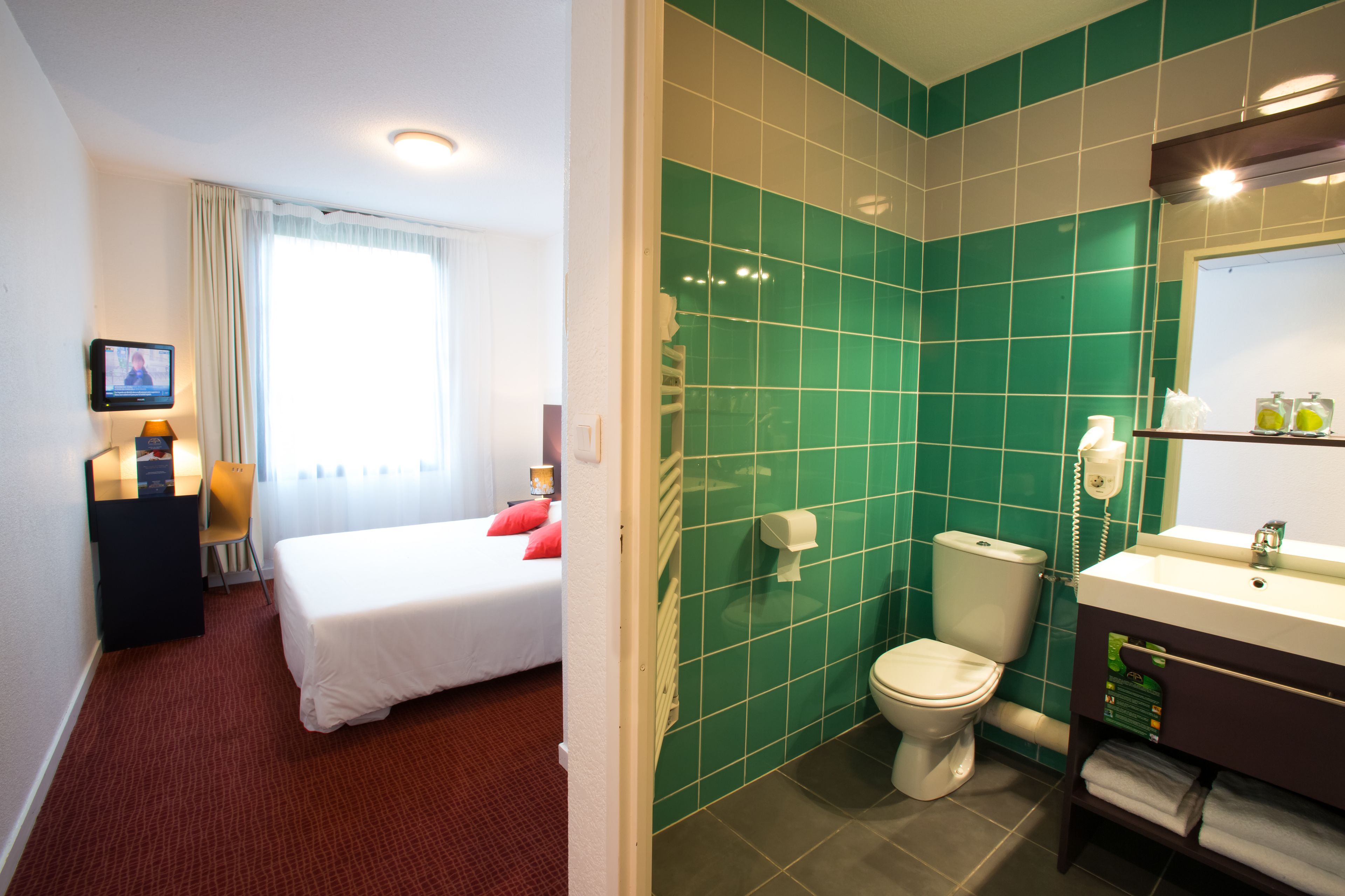 Standard Room, 1 Queen Bed | Bathroom