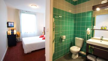 Standard Room, 1 Queen Bed | Bathroom