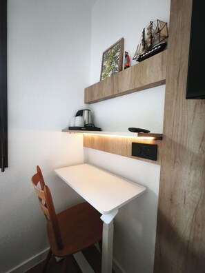 Schreibtisch, Verdunkelungsvorhänge, Bügeleisen/Bügelbrett