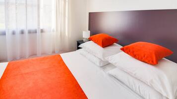 Chambre Standard, 1 grand lit | Bureau, rideaux occultants, fer et planche Ă repasser