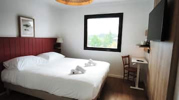 Escritorio, cortinas blackout y tabla de planchar con plancha