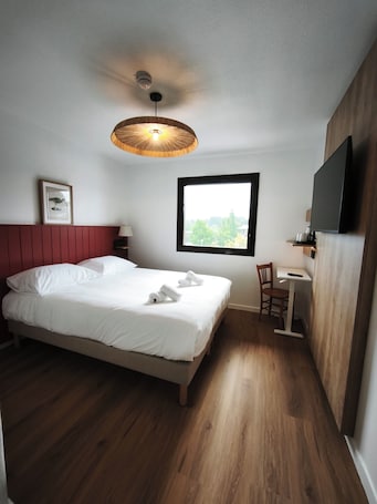 Standard Room, 1 Queen Bed | Desk, blackout drapes, iron/ironing board, free cribs/infant beds. Hotel All Suites Le Teich