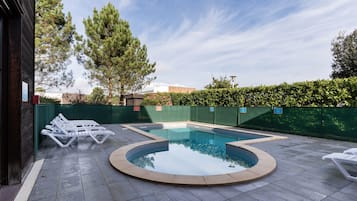 Outdoor pool, open 8:00 AM to 9:00 PM, pool loungers