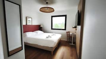 Standard Room, 1 Queen Bed | Desk, blackout drapes, iron/ironing board, free cribs/infant beds