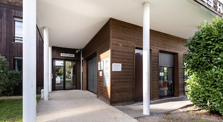 Property entrance. Hotel All Suites Le Teich