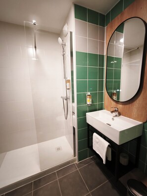 Dusche, kostenlose Toilettenartikel, Haartrockner, Handtücher