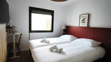 Habitación estándar, 2 camas individuales | Escritorio, cortinas opacas, tabla de planchar con plancha