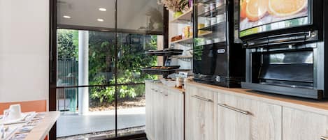 Sarapan bufet setiap hari (EUR 11.9 seorang)