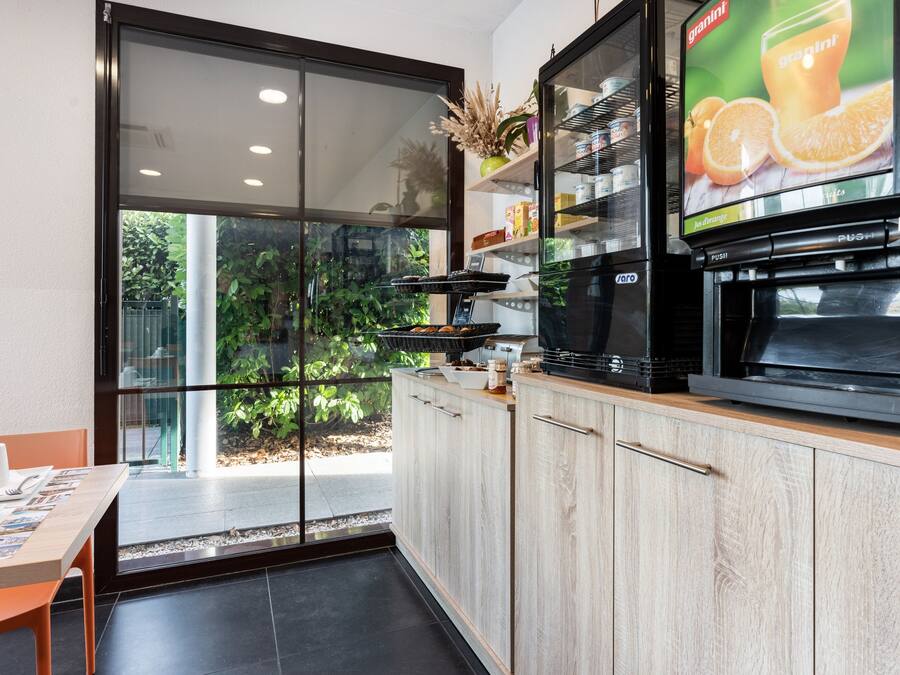 Daily buffet breakfast (EUR 11.9 per person)