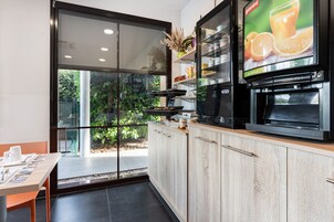 Desayuno buffet diario (EUR 11.9 por persona)