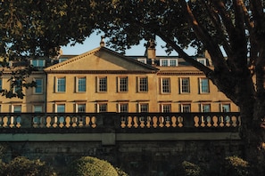 A historic building with a symmetrical facade, multiple windows, and a balcony with balustrades. - Parade Hotel Bath (Bath)