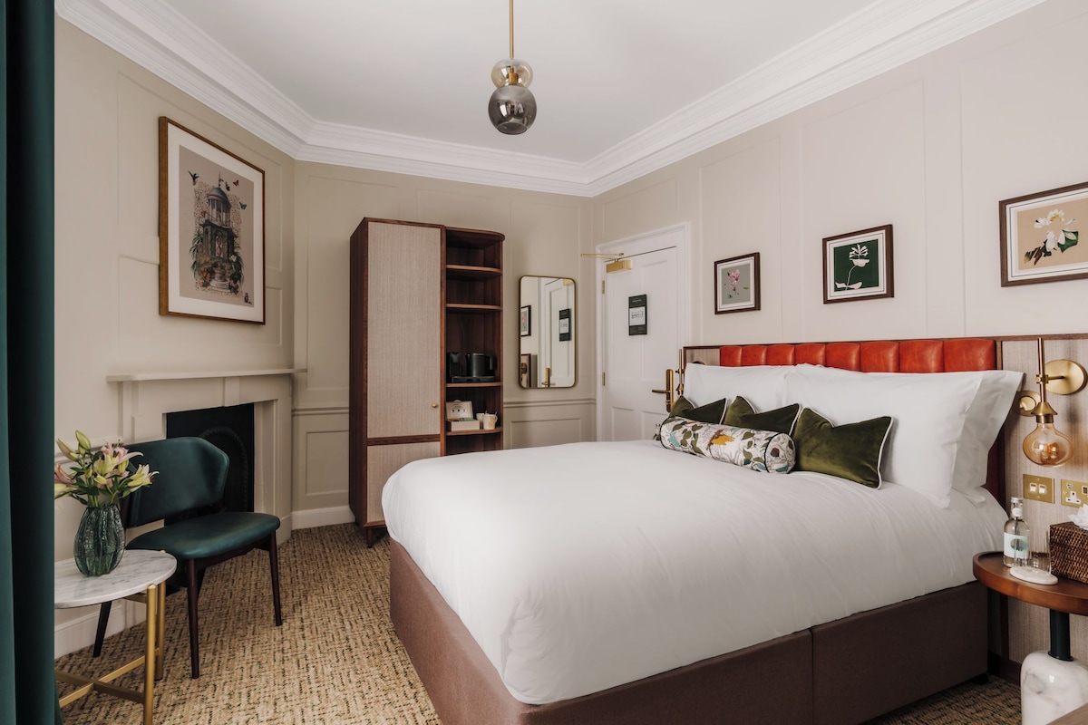Iron/ironing board (on request), WiFi (free), bed sheets