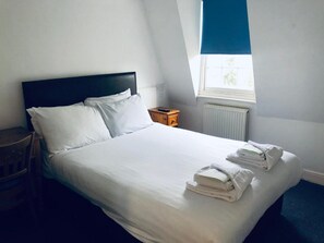 Double Room, Ensuite (Small) | Iron/ironing board, free WiFi, bed sheets - Parade Park Bath (Bath)