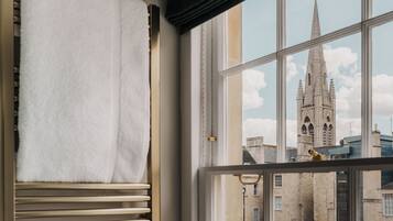 Una ventana con vistas a un edificio histórico con una aguja alta.