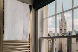 A window with a view of a historic building with a tall spire. - Parade Hotel Bath (Bath)