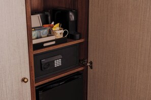 A minibar with a coffee maker, a mug, and a small refrigerator. - Parade Hotel Bath (Bath)