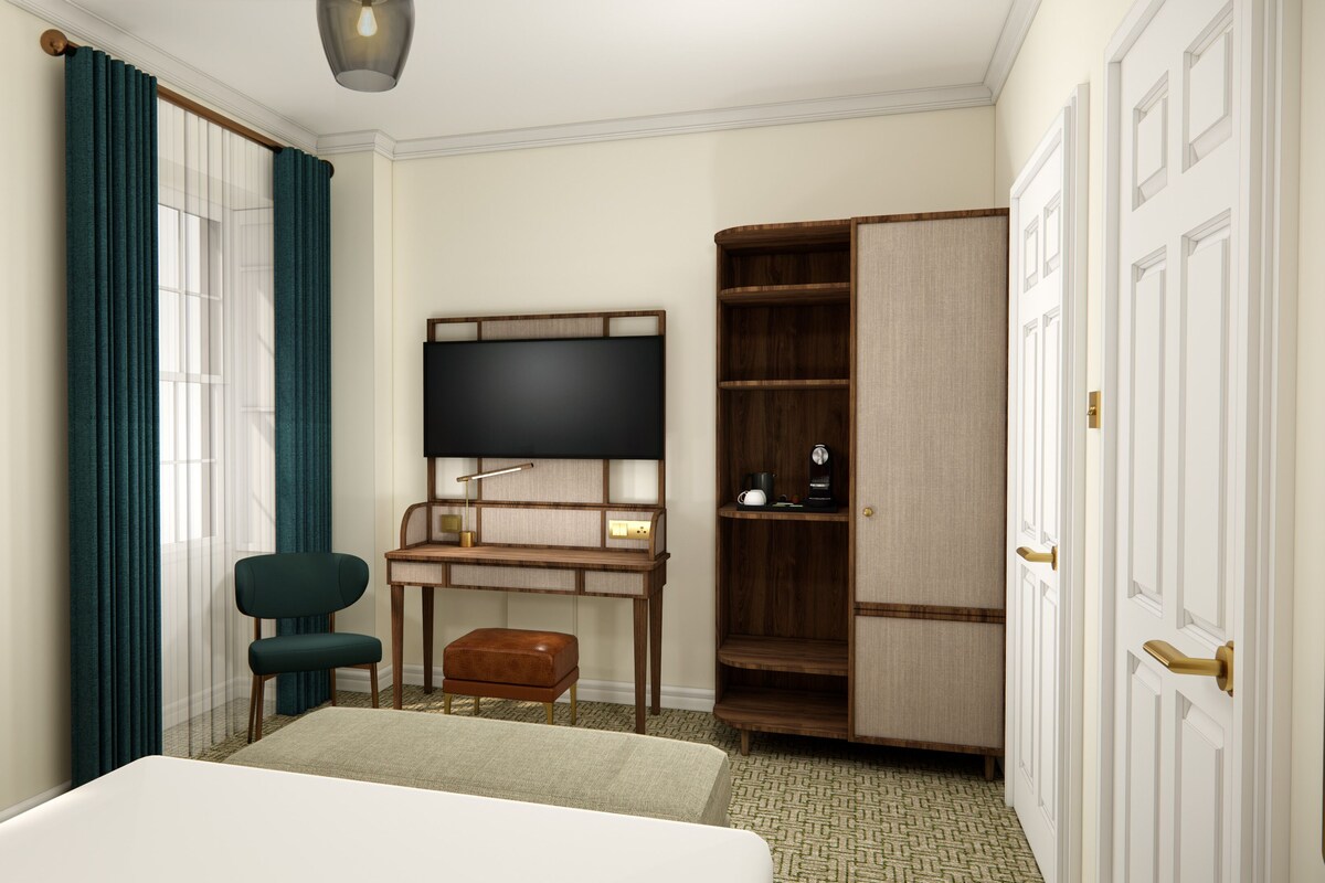 Classic Double Room, City View | Iron/ironing board (on request), WiFi (free), bed sheets