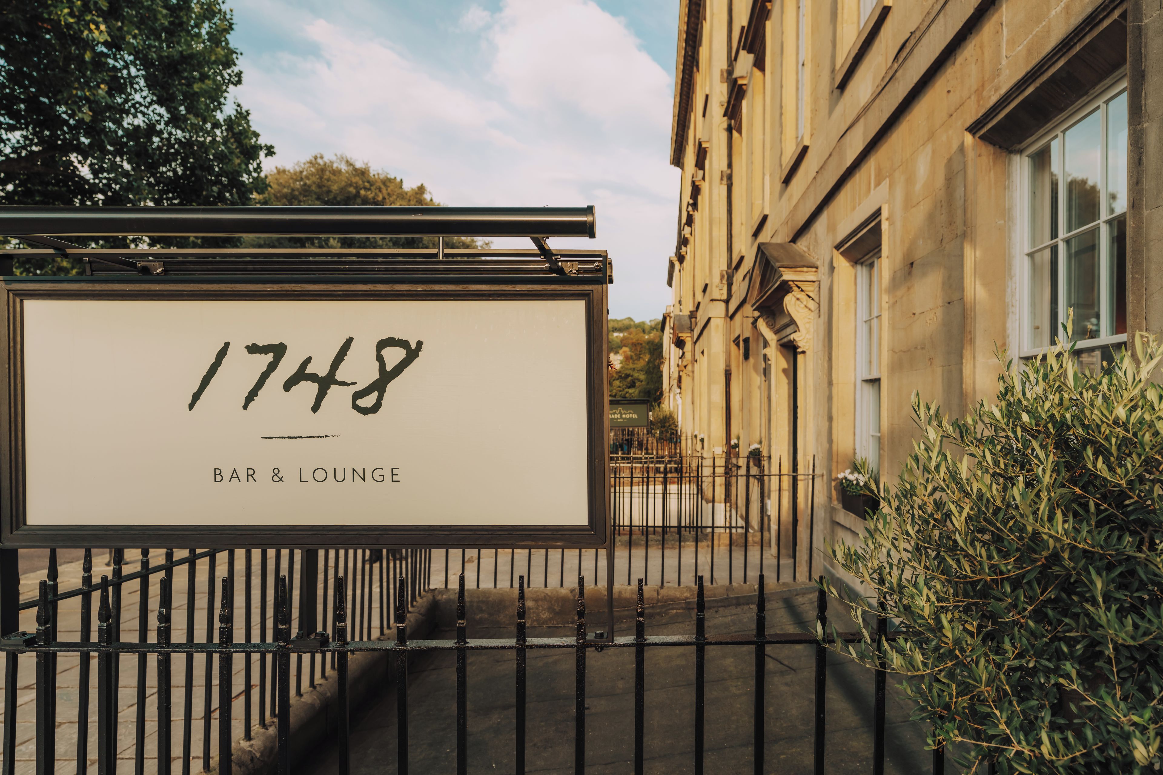 Señal de un bar y sala de estar con el número 1748.