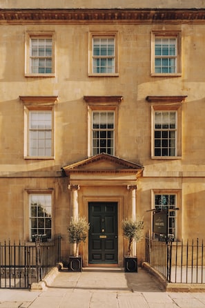 A building with a symmetrical facade, a central entrance with a pediment, and a sign indicating 'PARADE HOTEL.' - Parade Hotel Bath (Bath)