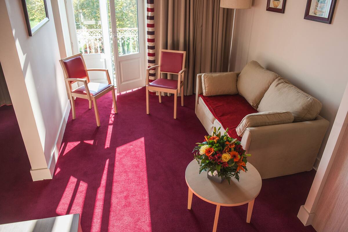 in-room safe, desk, soundproofing, free wifi