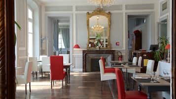 Se ofrece un desayuno bufé todos los días (12 EUR por persona)