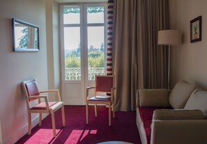 Caja de seguridad en la habitación y escritorio 