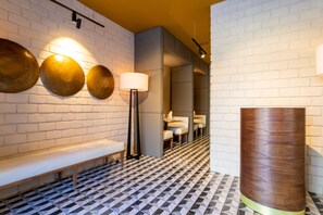 5 restaurants, breakfast served