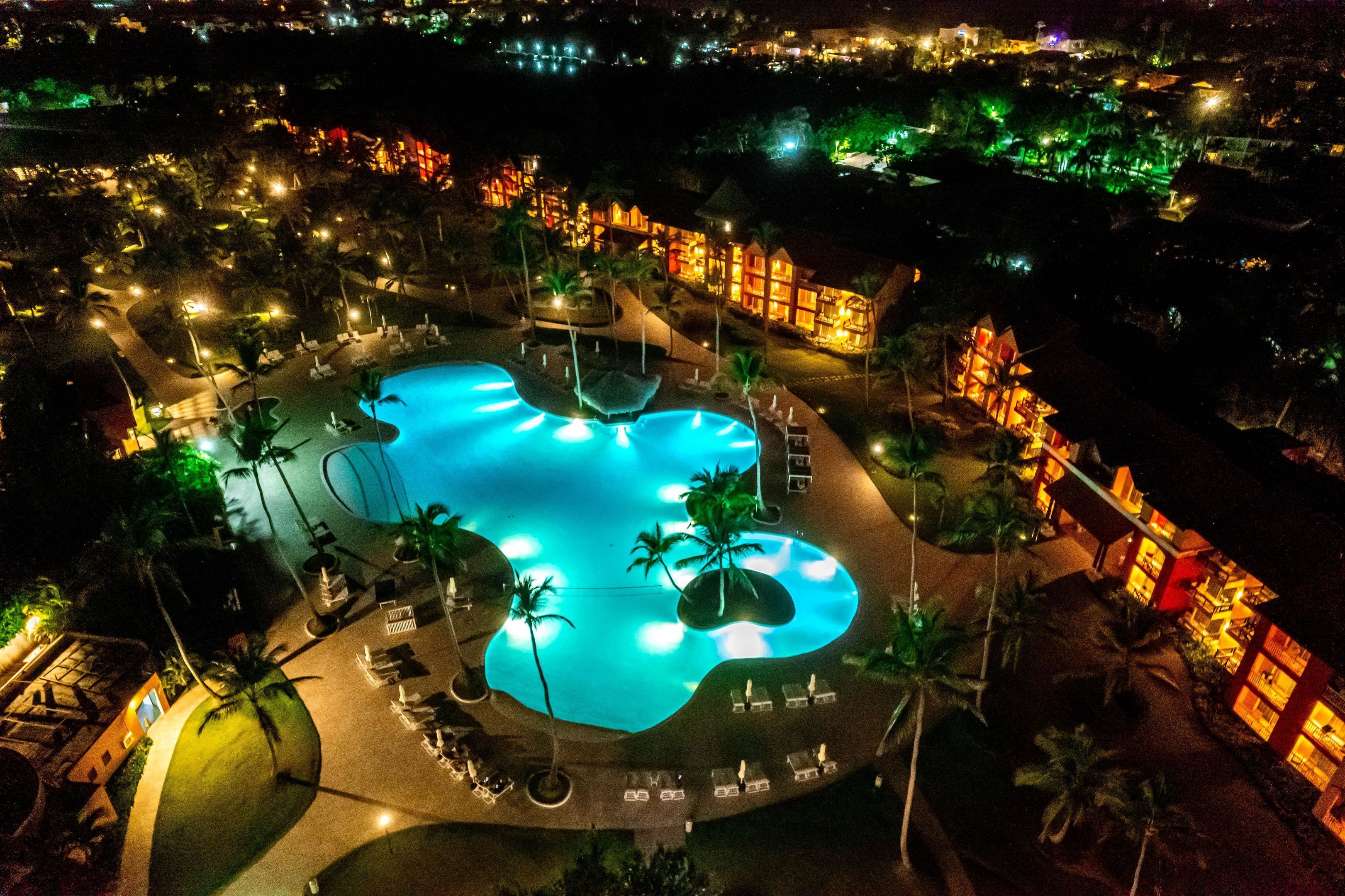 Una piscina al aire libre (de 06:00 a 18:00), sombrillas