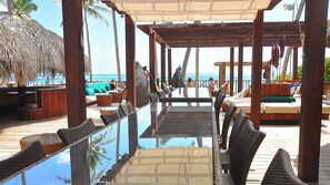 3 間酒吧/酒廊、池中酒吧、池畔酒吧、海灘酒吧