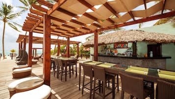 3 bares, bar en la piscina, bar junto a la piscina y bar en la playa