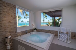 Honeymoon Suite (Access to Caribe Deluxe Princess & Tropical Deluxe Princess) | Jetted tub