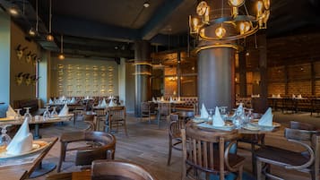 5 restaurants; breakfast, lunch, dinner and brunch served