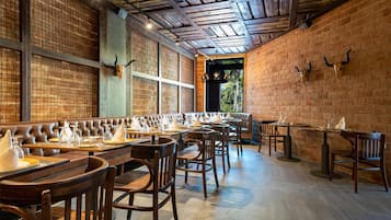 5 restaurantes; se sirven desayunos