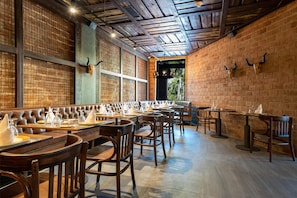 5 restaurants, breakfast served