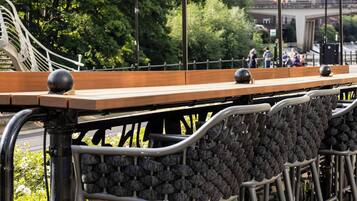 Sert le déjeuner et le brunch