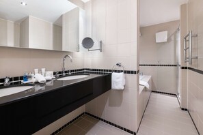 Bañera con ducha, artículos de tocador ecológicos, secador de pelo