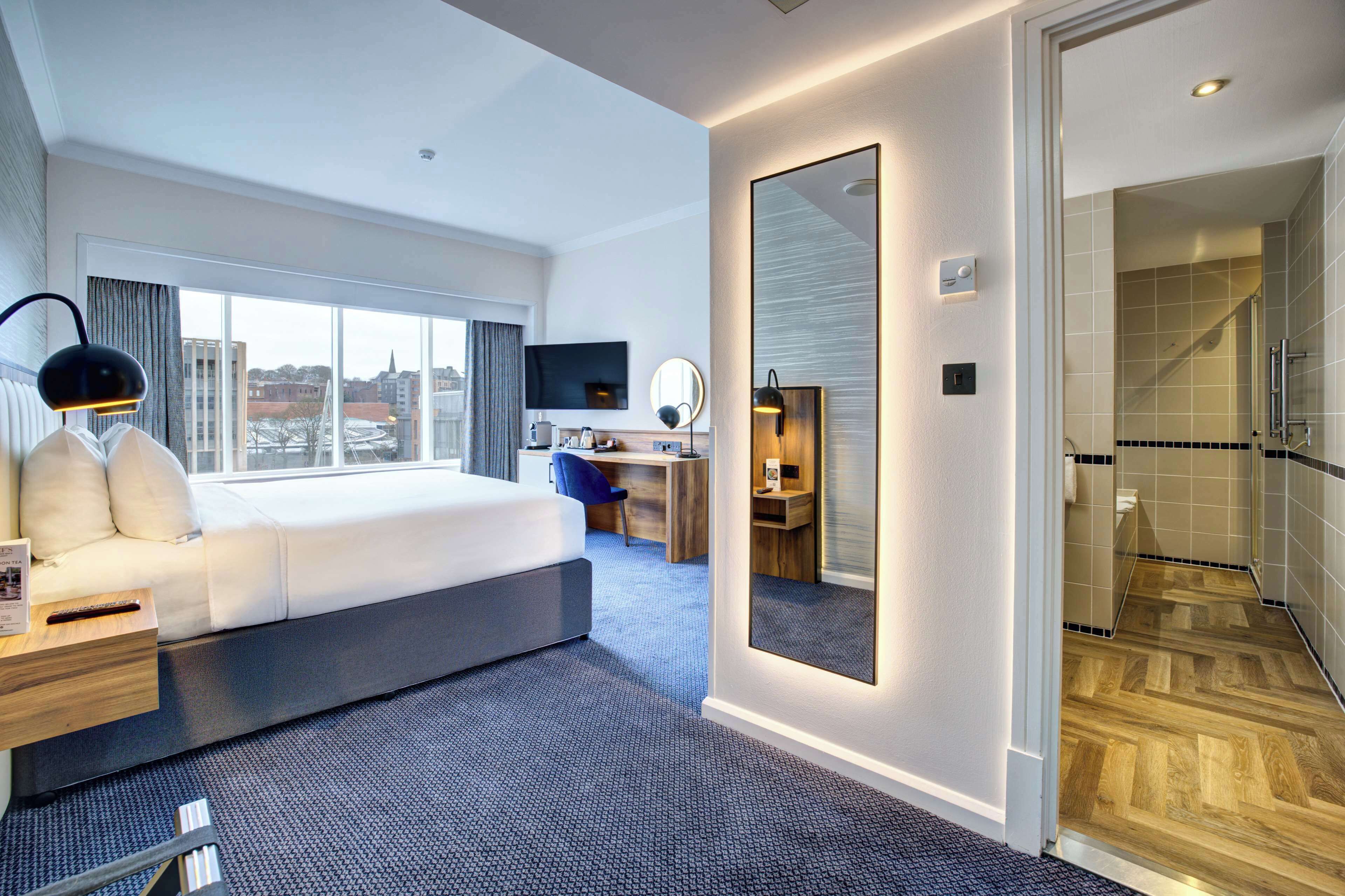 Suite junior | Ropa de cama hipoalergénica y caja de seguridad en la habitación 