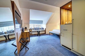 Habitación Premium, vista al río | Ropa de cama hipoalergénica y caja de seguridad en la habitación