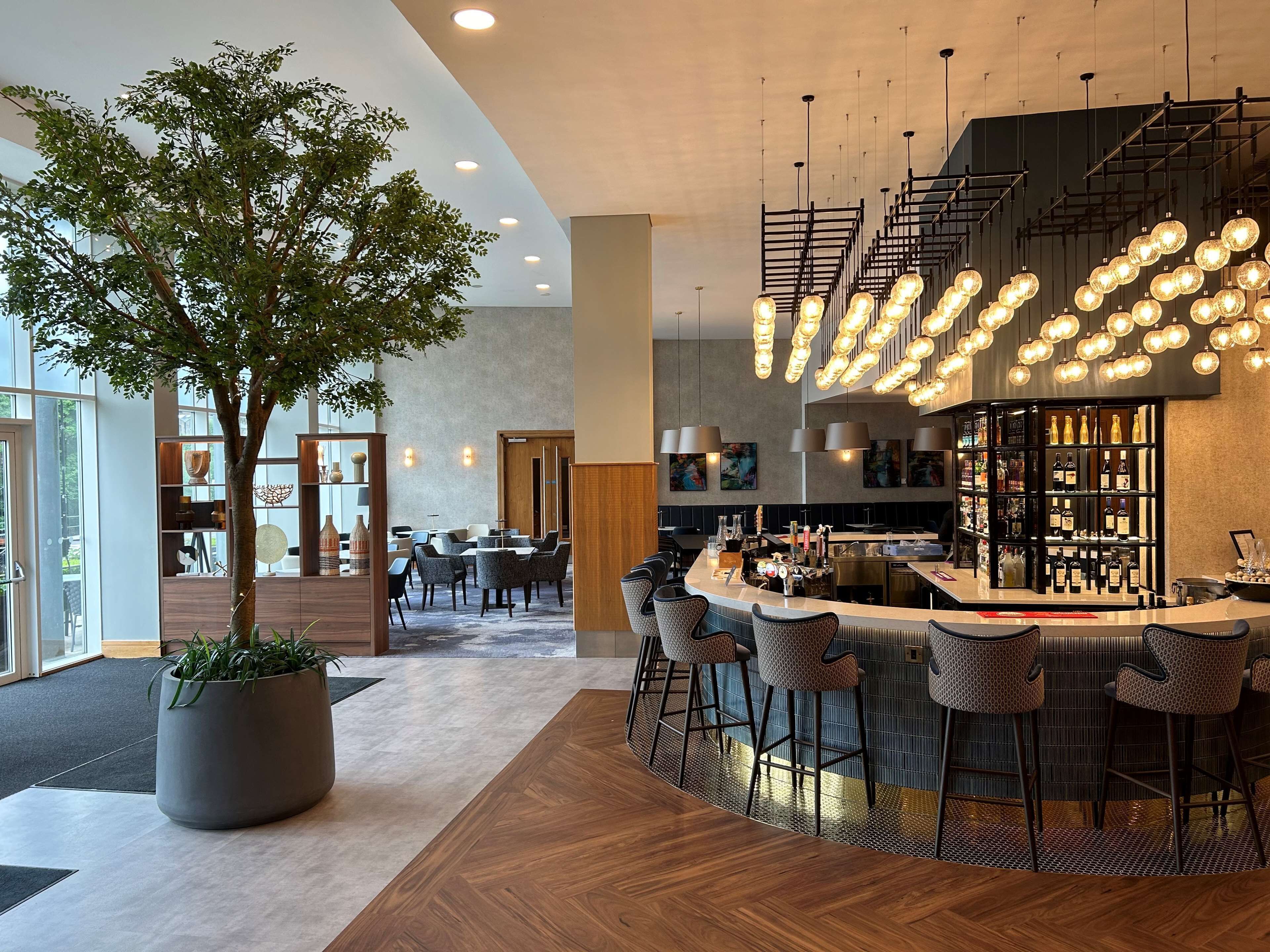 Serviert Mittagessen und Brunch