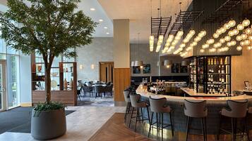 Serviert Mittagessen und Brunch