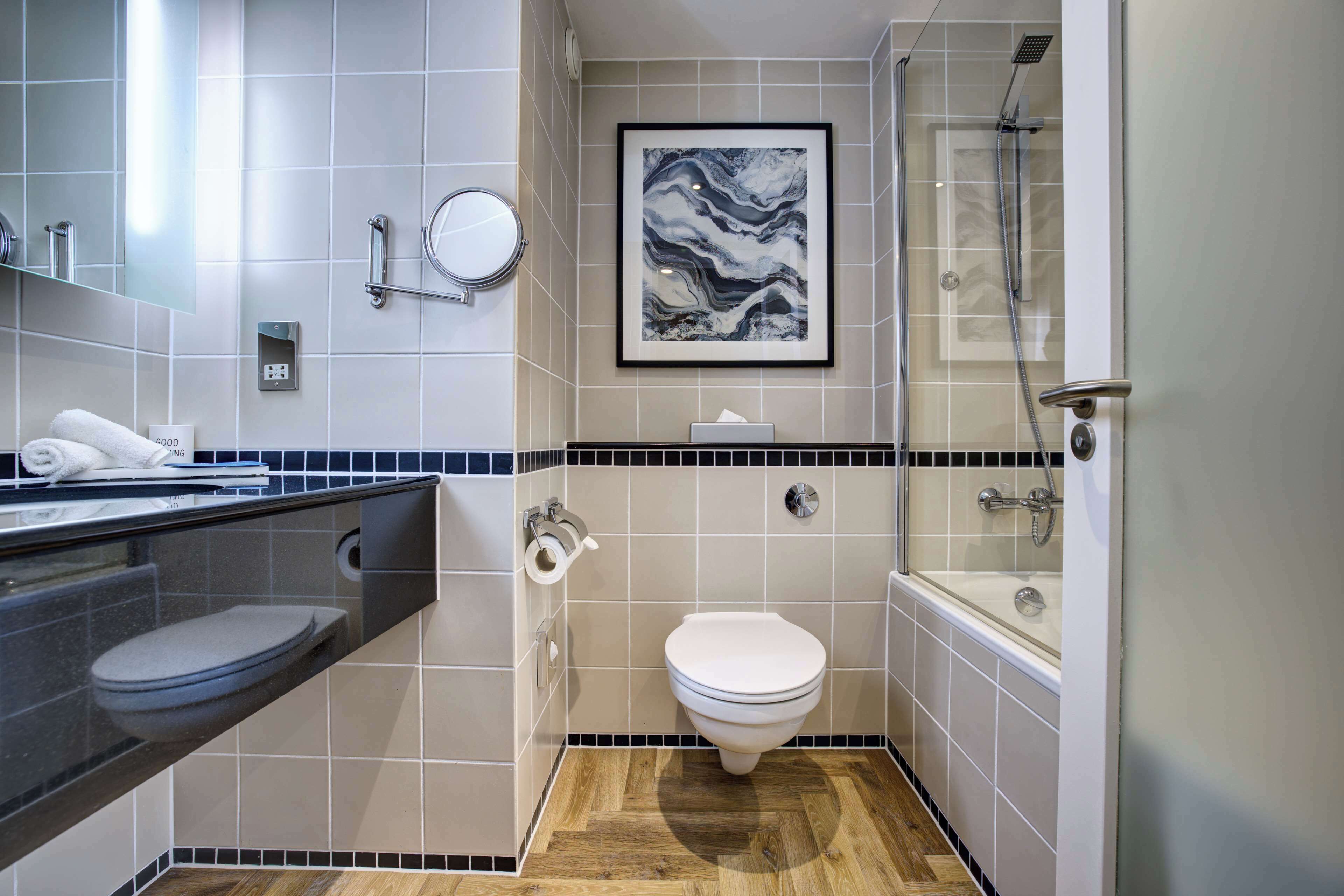 combined shower/bathtub, eco-friendly toiletries, hair dryer, towels