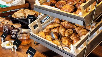 Daily full breakfast (GBP 15.90 per person)