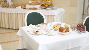 بوفيه فطور مجانًا يوميًا